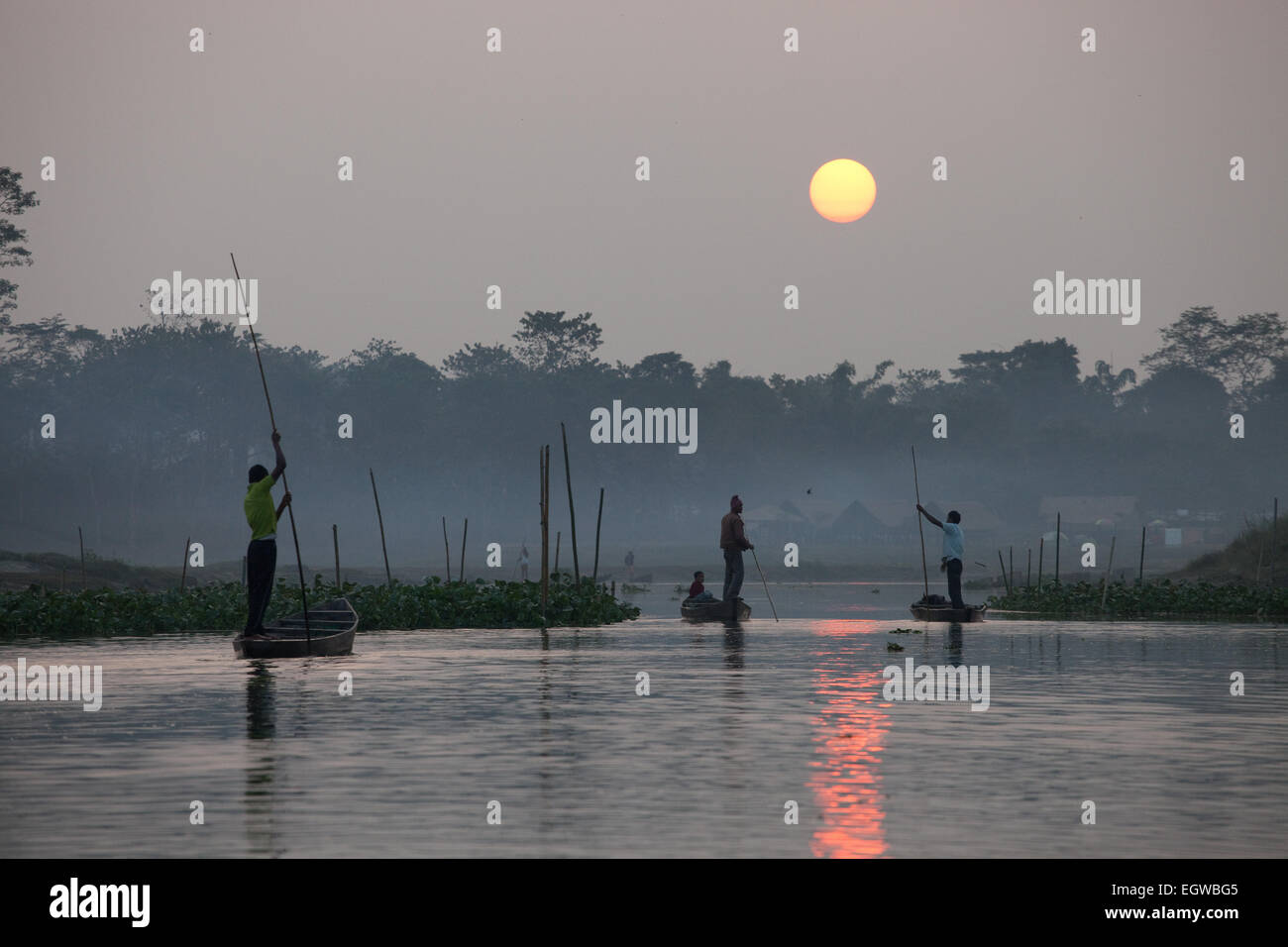 Les pêcheurs-poussée à la maison en fin de journée à Dibru Saikhowa Parc National, de l'Assam, Inde Banque D'Images