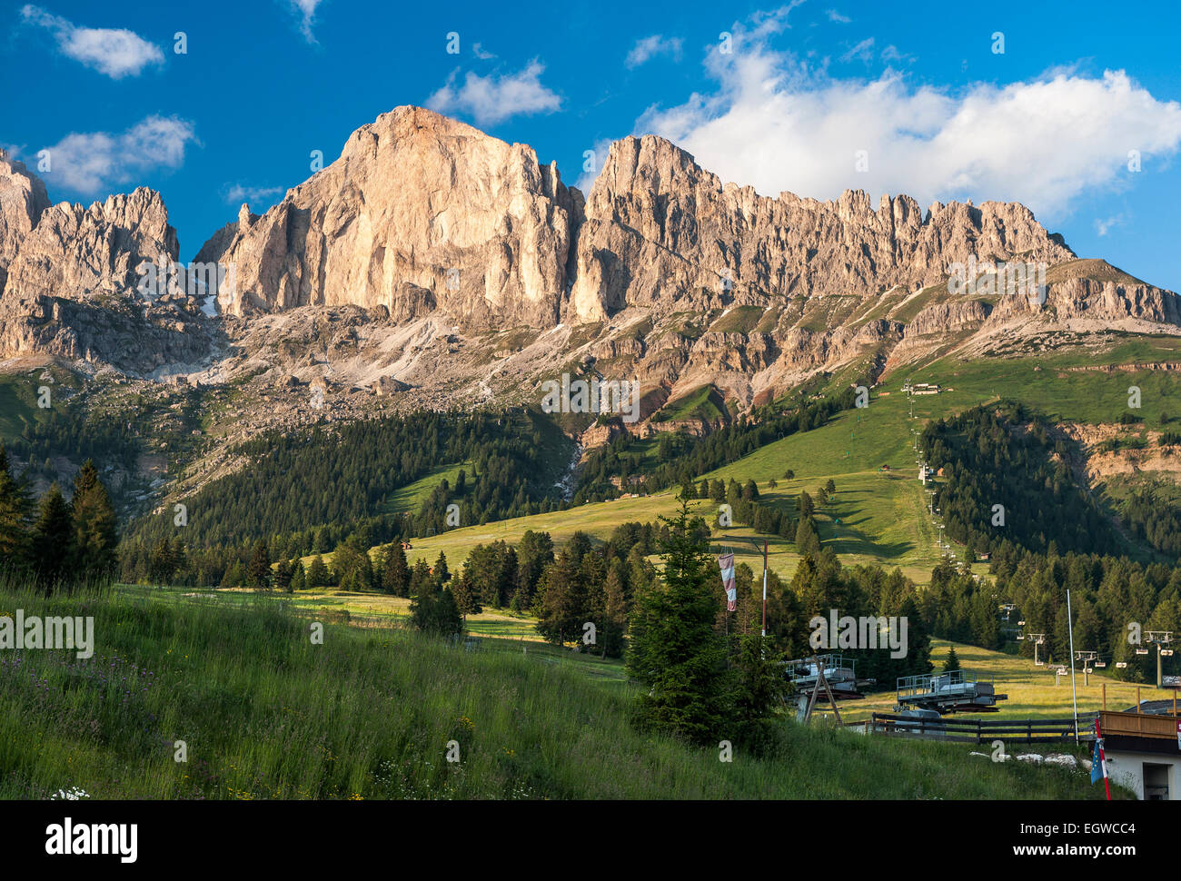 Groupe Rosengarten, le sud de crête avec Mt Rotwand, Croda Rossa, 2806 m, la station de téléphérique à Karerpass, Dolomites, le Tyrol du Sud Banque D'Images