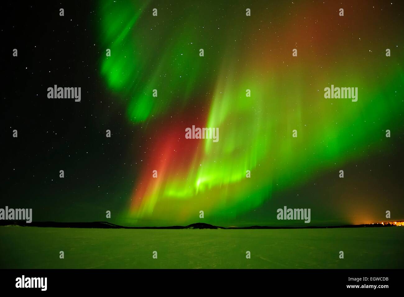 Lumières polaires, aurores boréales, au-dessus du lac Inari, Finlande Banque D'Images