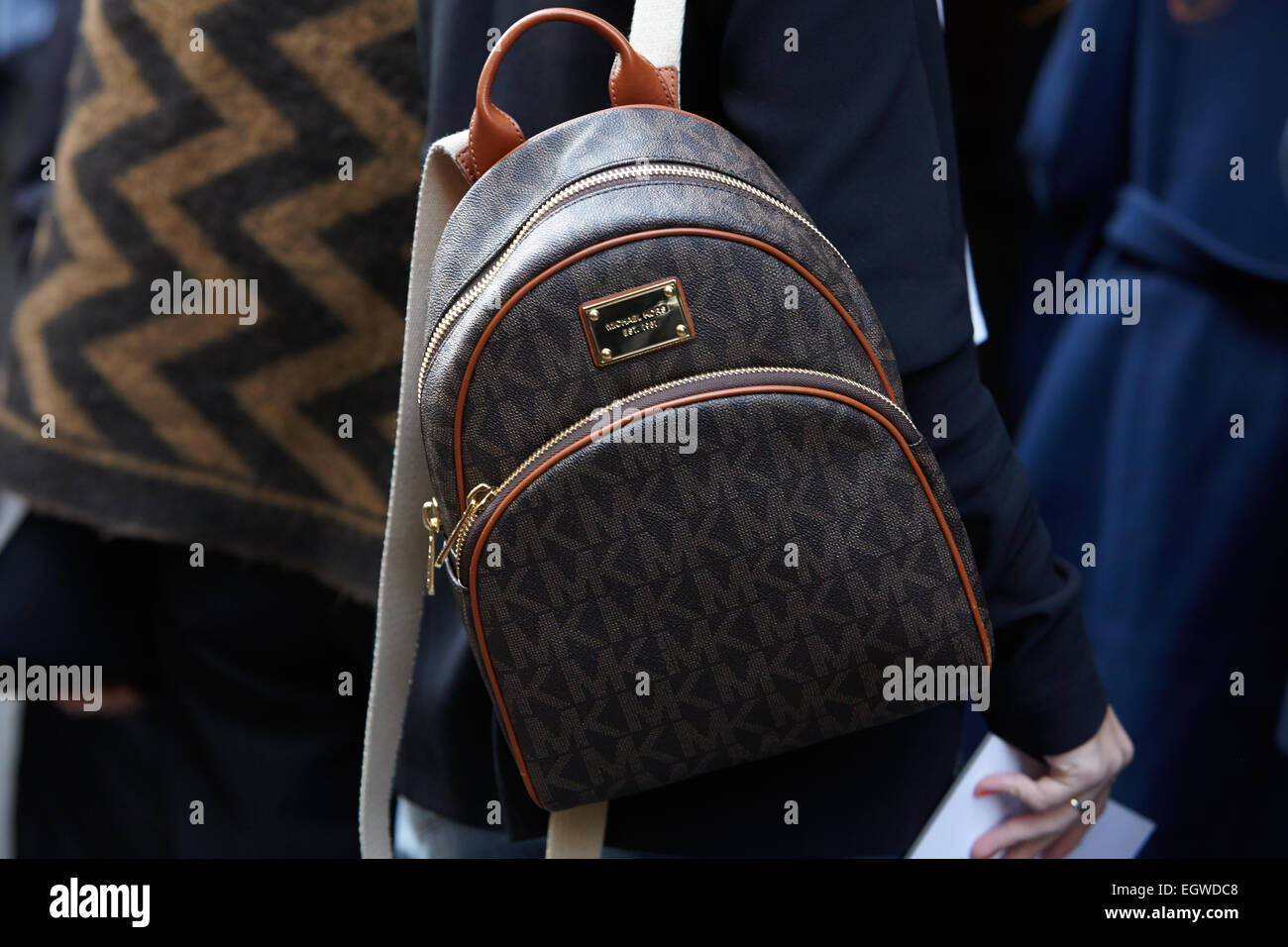 MILAN - 27 février : la femme pose pour les photographes avant d'Iceberg show avec Michael Kors sac Milan Fashion Week Day 3 Banque D'Images