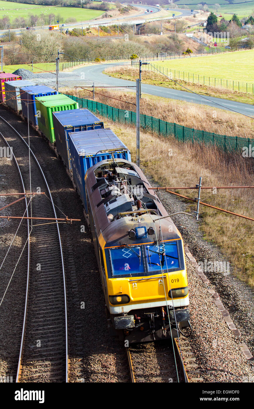 Curtain-Sided bleu Co2 Tesco distribution Intermodal & fournitures par le transport ferroviaire. Moins de Co2 ,Eddie Stobart Long diesel train de fret à Shap, Cumbria Banque D'Images