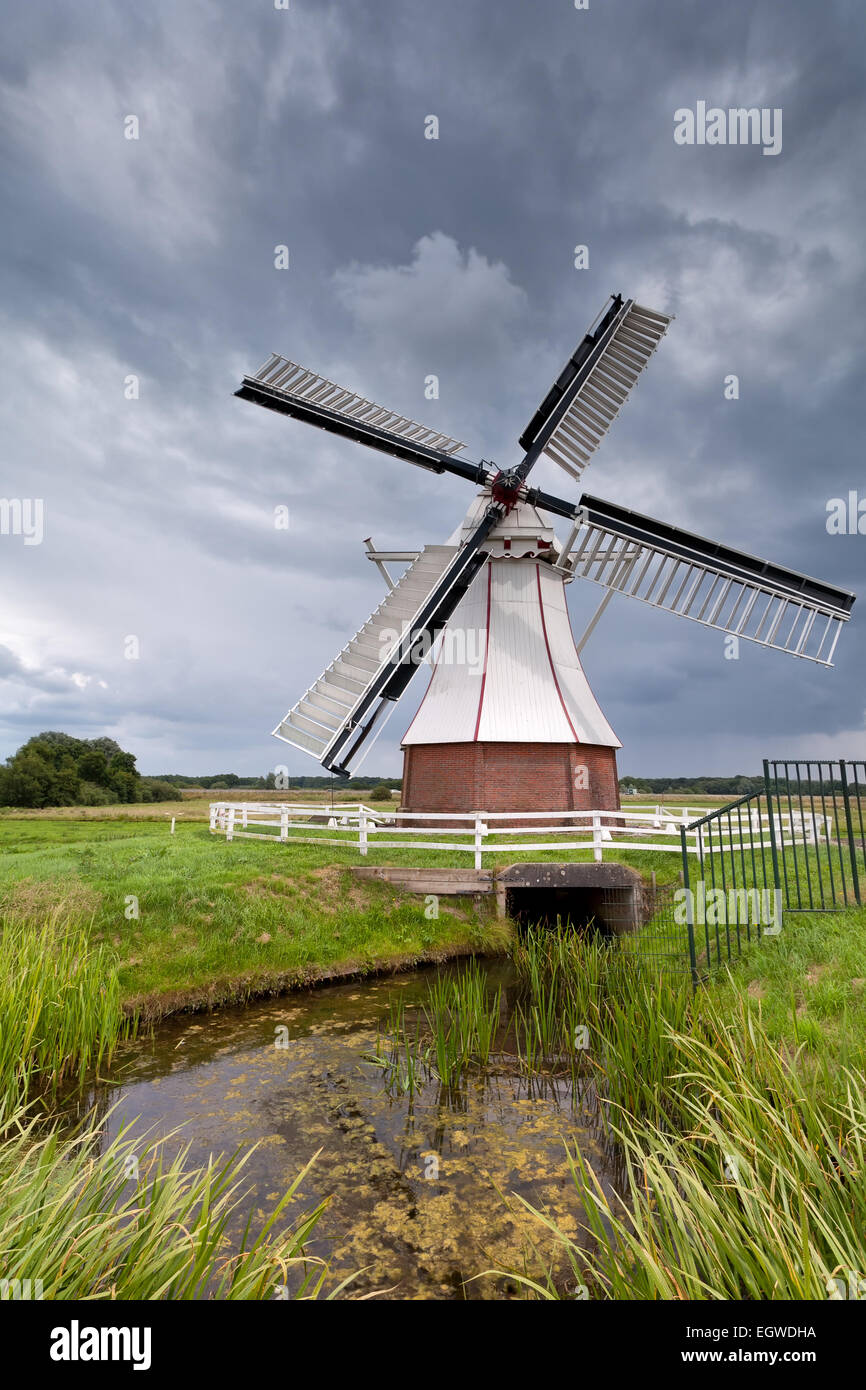 Moulin blanc par-dessus de la rivière Holland, ciel nuageux Banque D'Images