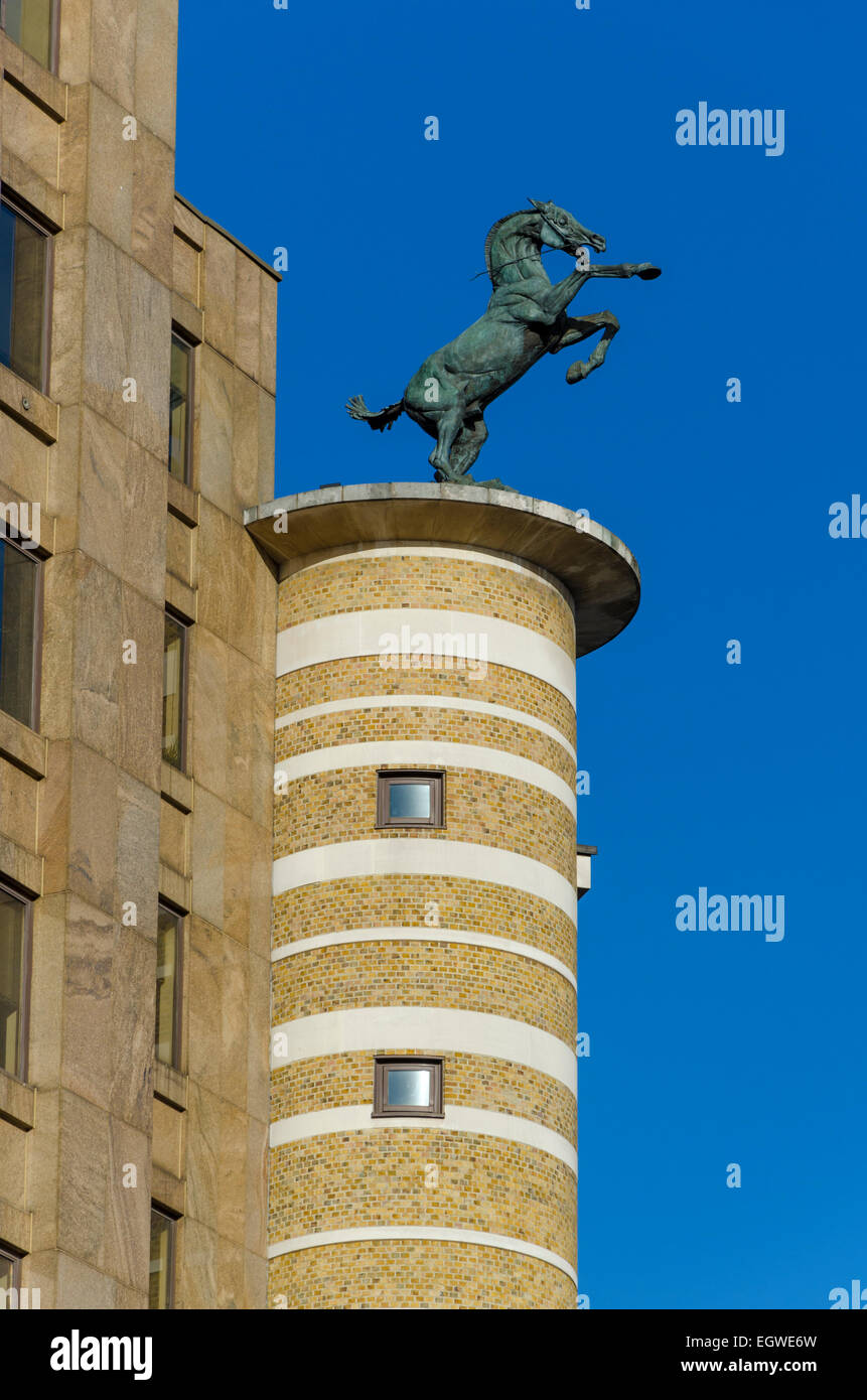 'Rébellion' cheval en bronze sculpture par Judy Boyt, commandé par la Standard Life et situé sur le sommet d'East India House, Midd Banque D'Images