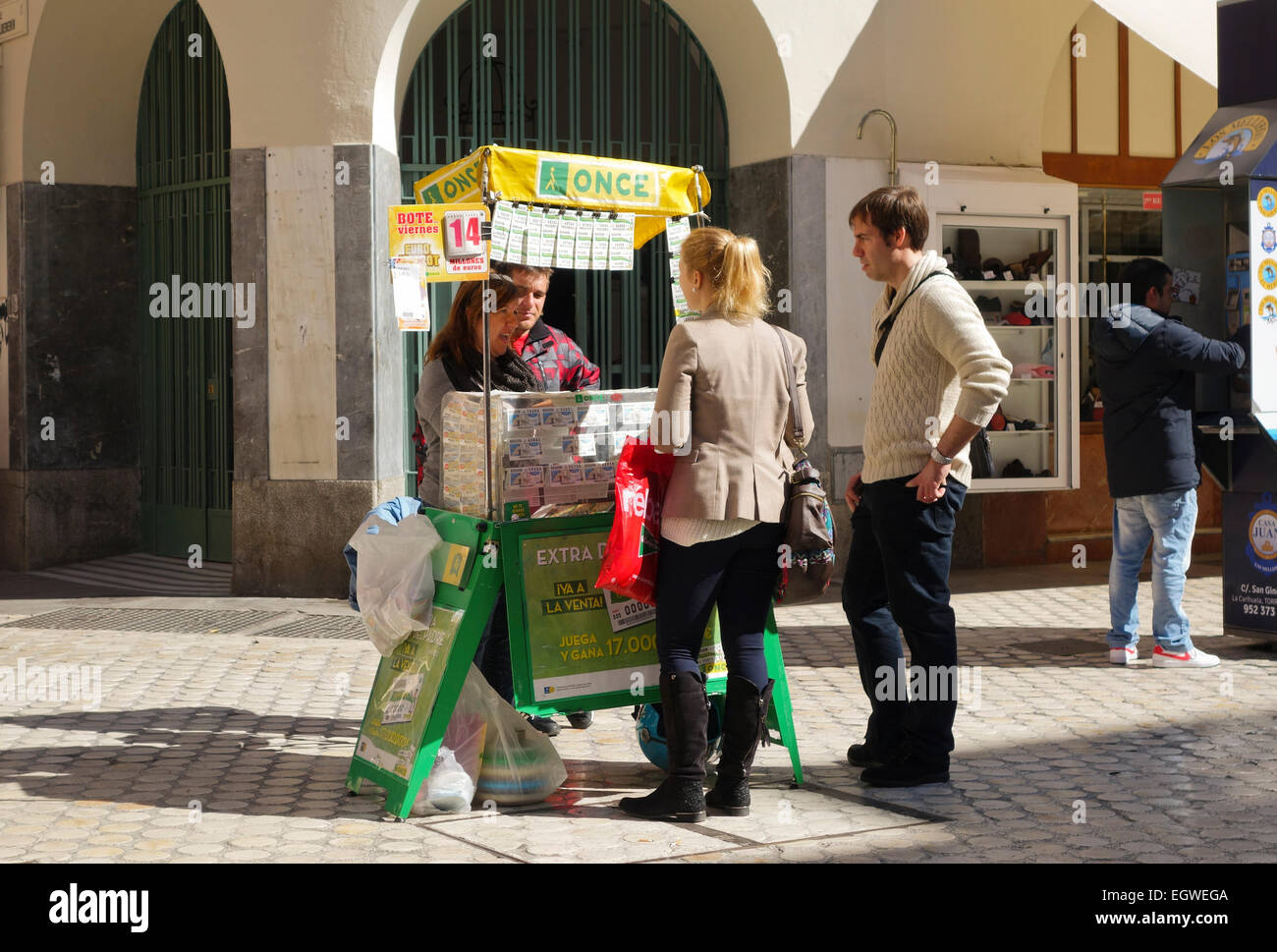 L'Espagnol autorisée cupón loterie, vendeur de rue une fois, kiosque, Malaga, Andalousie, espagne. Banque D'Images