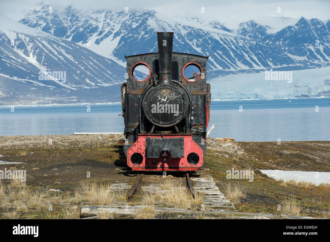 L'ancien train à vapeur utilisés pour l'exploitation minière dans le passé et qui se trouve maintenant près de la rive à Ny-Ålesund, Spitsbergen, Svalbard Banque D'Images