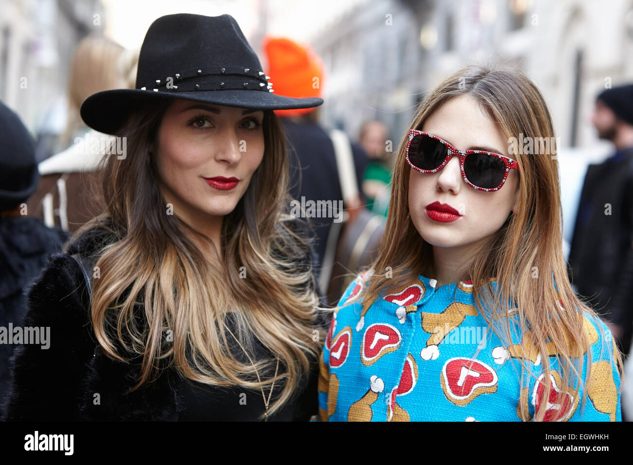 MILAN - 27 février : Les femmes poser pour les photographes avant d'Iceberg show Milan Fashion Week Day 3, Automne/Hiver 2015-2016 street sty Banque D'Images