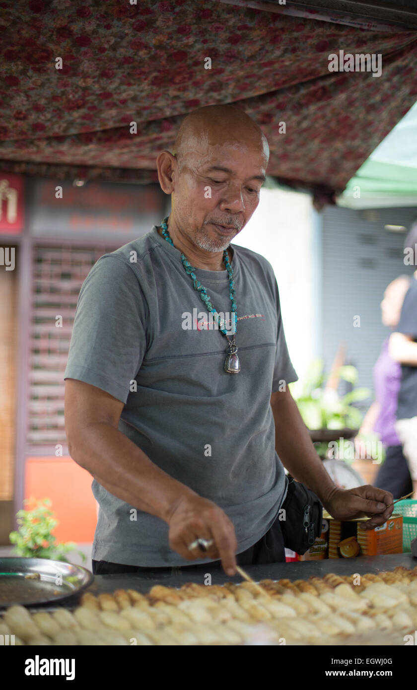 Une image d'un reflex numérique food cuisson porte-bananes sur une rue de Talat Phlu, Bangkok, Thaïlande. Banque D'Images
