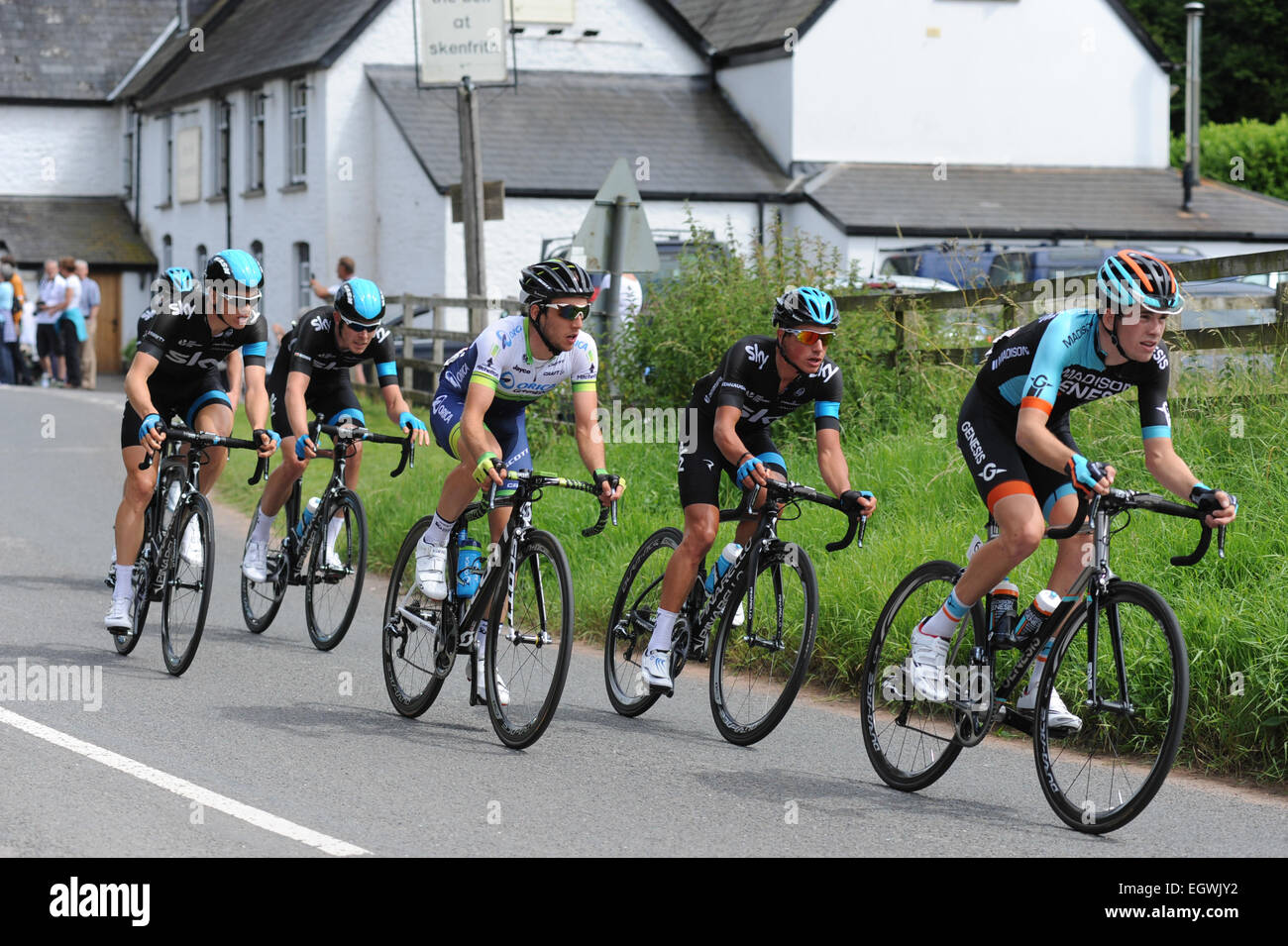 Les cyclistes passant par Skenfrith, Monmouthshire pendant le 2014 British Cycling Route National Championships. Banque D'Images