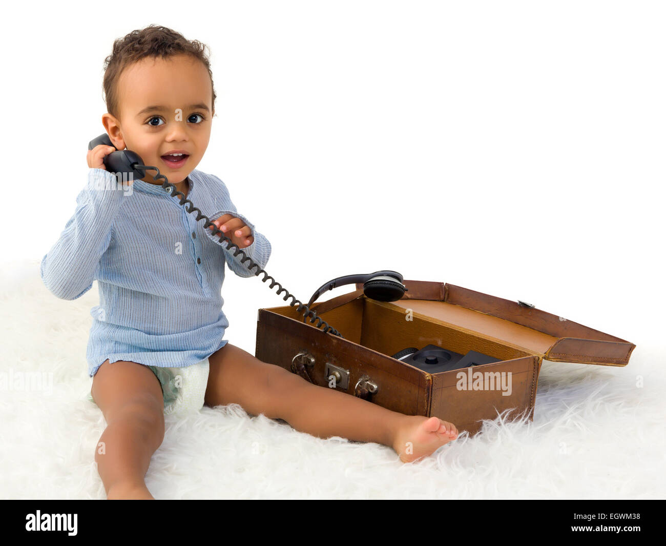 Adorable Petit 18 Mois Bebe Garcon D Origine Africaine A Jouer Avec Un Telephone Photo Stock Alamy
