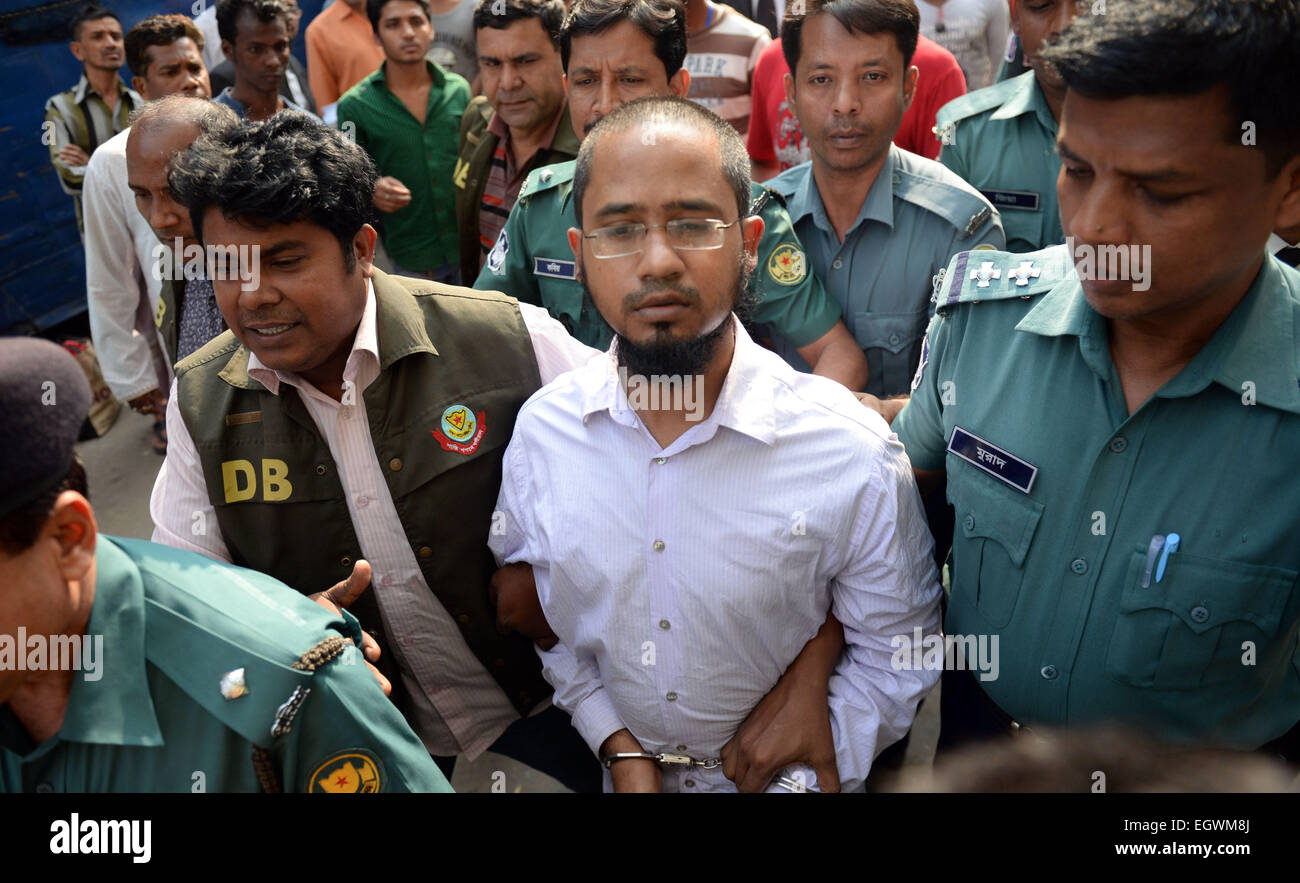 (150303) -- Paris, 3 mars 2015 (Xinhua) -- Farabi nouvelutilisateur (C, à l'avant), le principal suspect dans une affaire de meurtre de l'écrivain blogger Avijit Roy, arrive à un tribunal d'appel dans la région de Dhaka, Bangladesh, le 3 mars 2015. Anti-criminalité bangladais force d'élite du bataillon d'action rapide (RAB) a arrêté le principal suspect de la connexion avec le meurtre de l'écrivain blogger Avijit Roy, un communiqué de presse de la RAB a déclaré lundi. (Xinhua/Shariful Islam) Banque D'Images