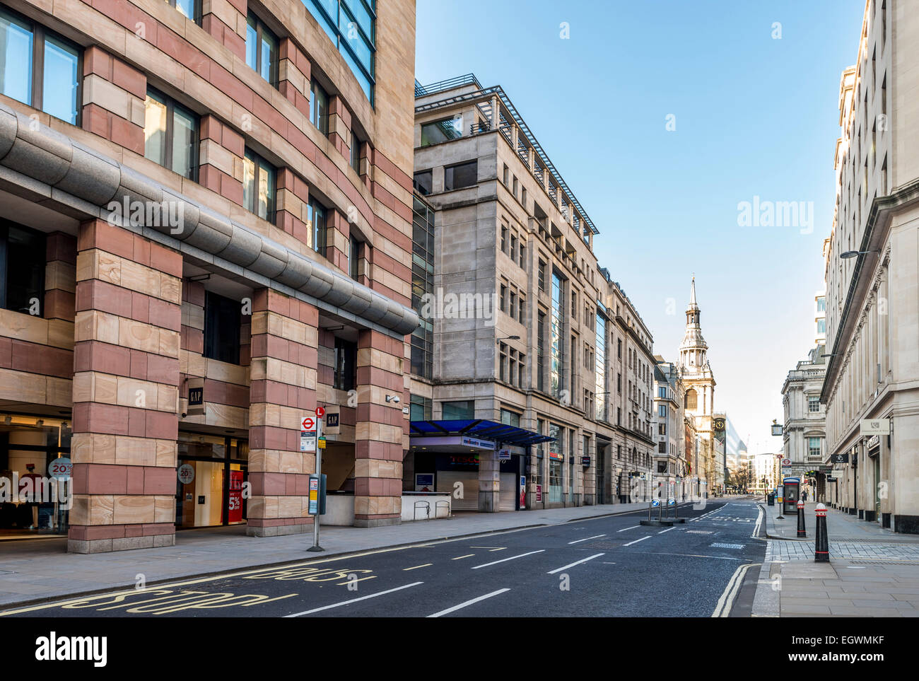 Vue sur la volaille dans la ville de Londres. 1 La volaille est sur la gauche et St Mary Le Bow church dans la distance Banque D'Images