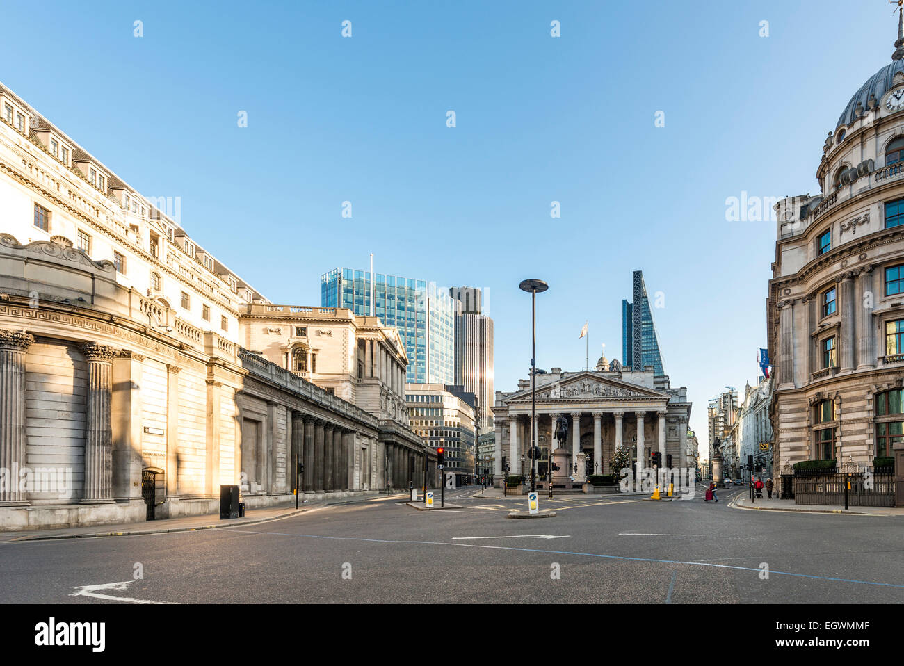 La sortie de la banque est un carrefour dans la ville de Londres, qu'on voit ici étonnamment désert Banque D'Images