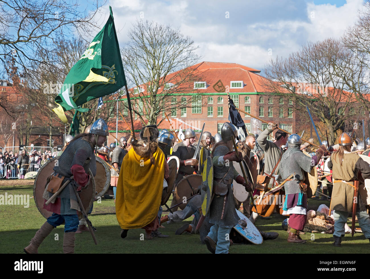 Combattez entre Vikings et Anglo Saxons au Jorvik Viking Festival York North Yorkshire England UK United Kingdom Grande-Bretagne Banque D'Images