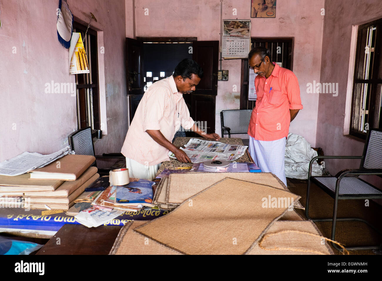 À l'intérieur d'une usine près de coco Alleppey, Kerala, Inde du Sud - handmade paillassons, nattes est effectuée dans une industrie moribonde Banque D'Images