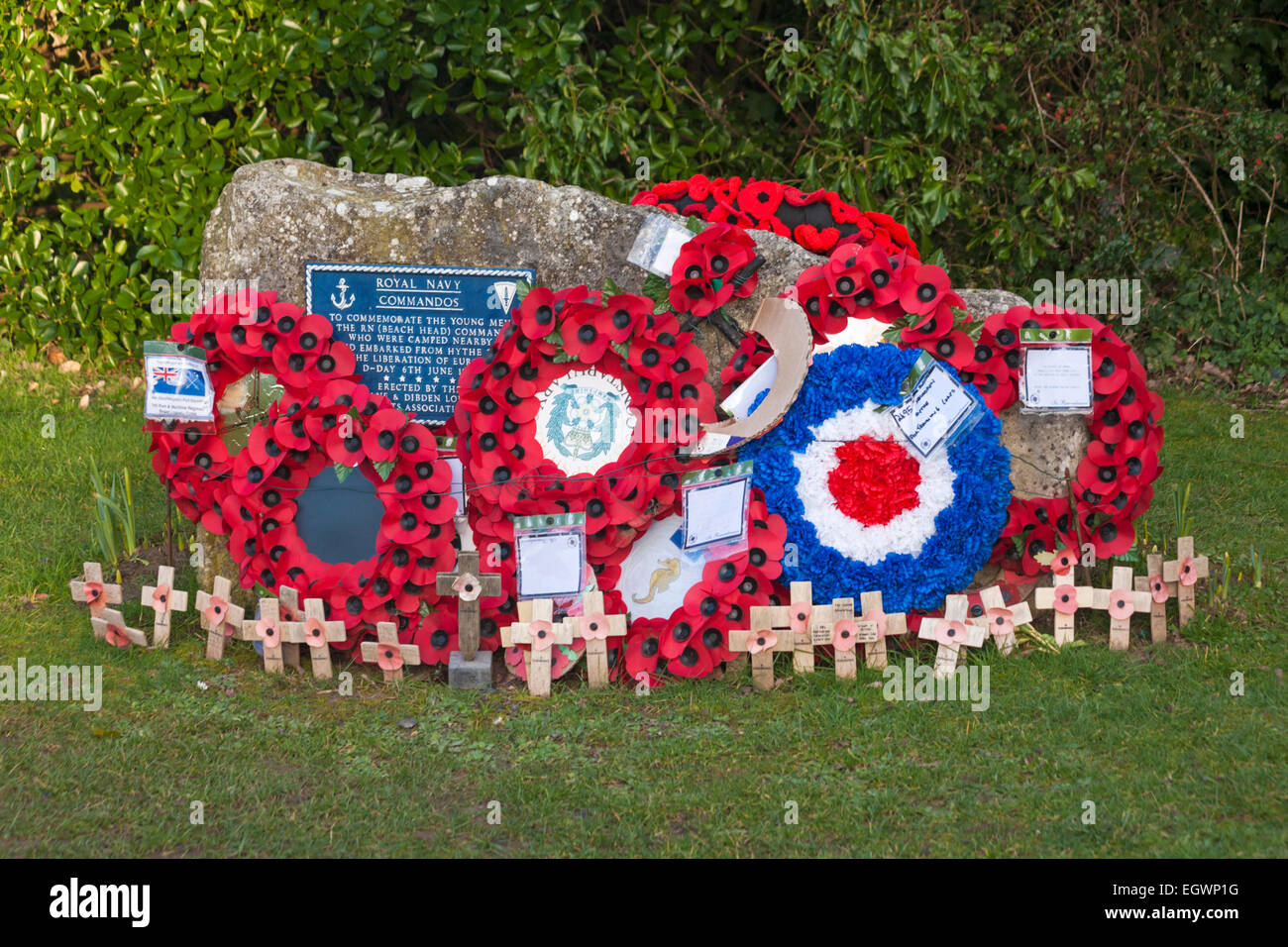 Des couronnes de coquelicots sur pierre commémorative pour les commandos de la Marine royale de Hythe, Hampshire, England UK Banque D'Images