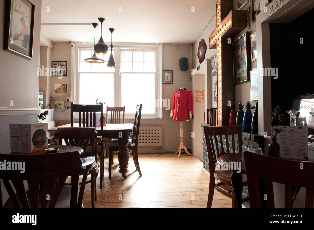 Photos d'intérieur d'un quartier branché, la hanche brighton angleterre pub avec beaucoup d'objets éclectiques sur les murs, montrant de la nature amusant Banque D'Images