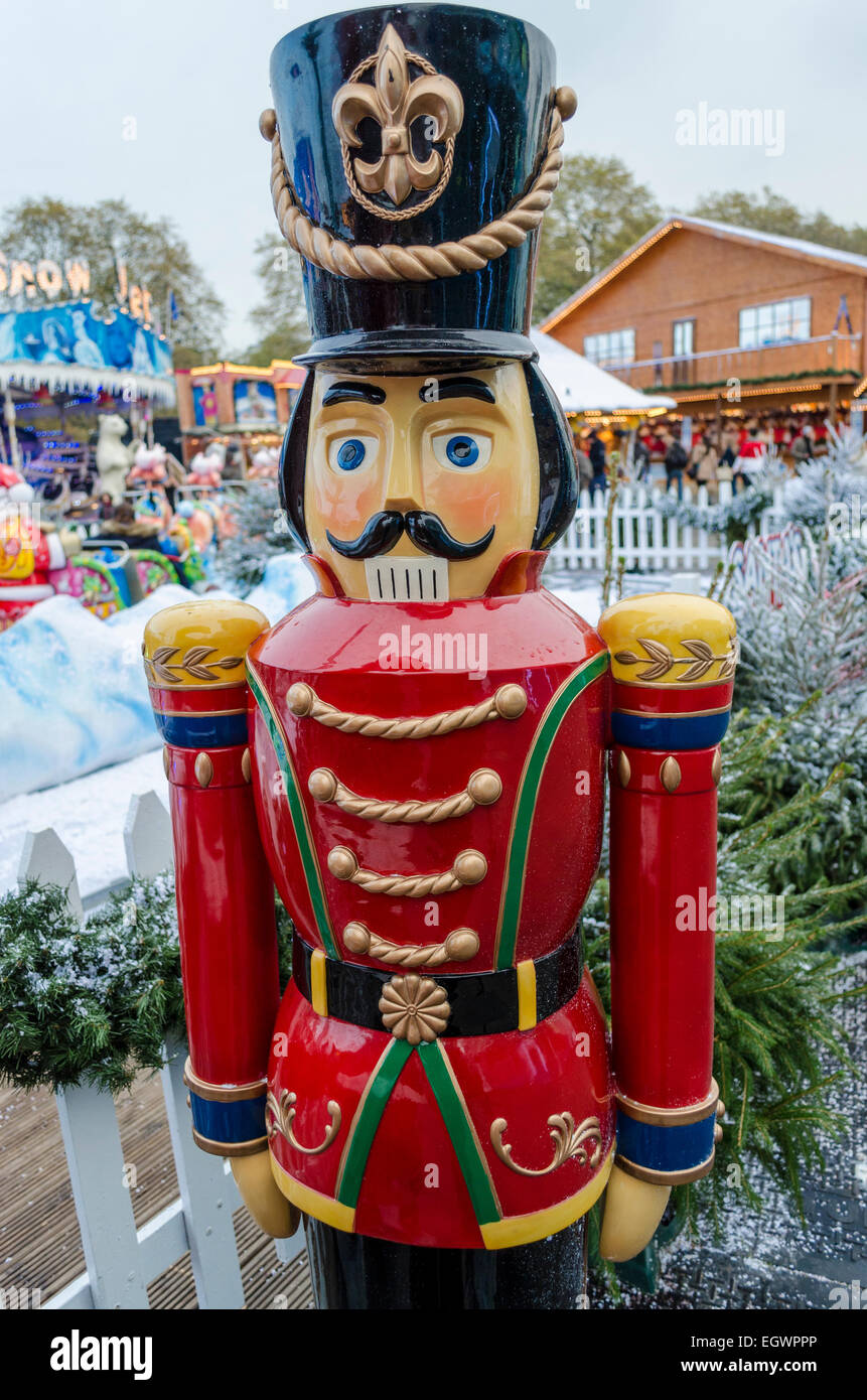 Un lifesize toy soldier dans un paramètre de Noël hiver Banque D'Images