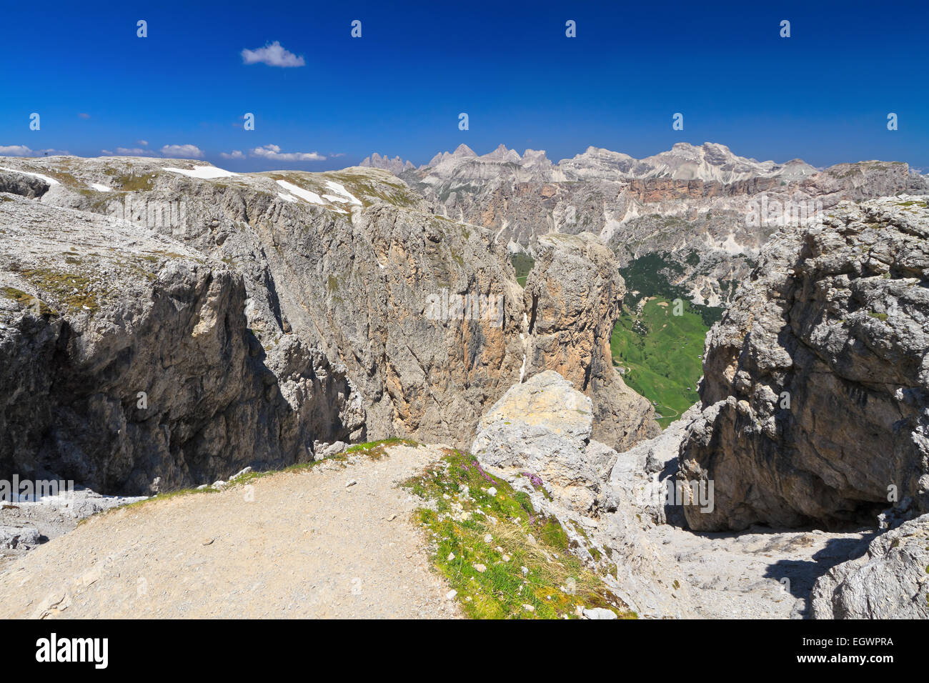 Paysage estival de Setus Valley et haute vallée Badia du mont Sella, Trentin-Haut-Adige, Italie Banque D'Images