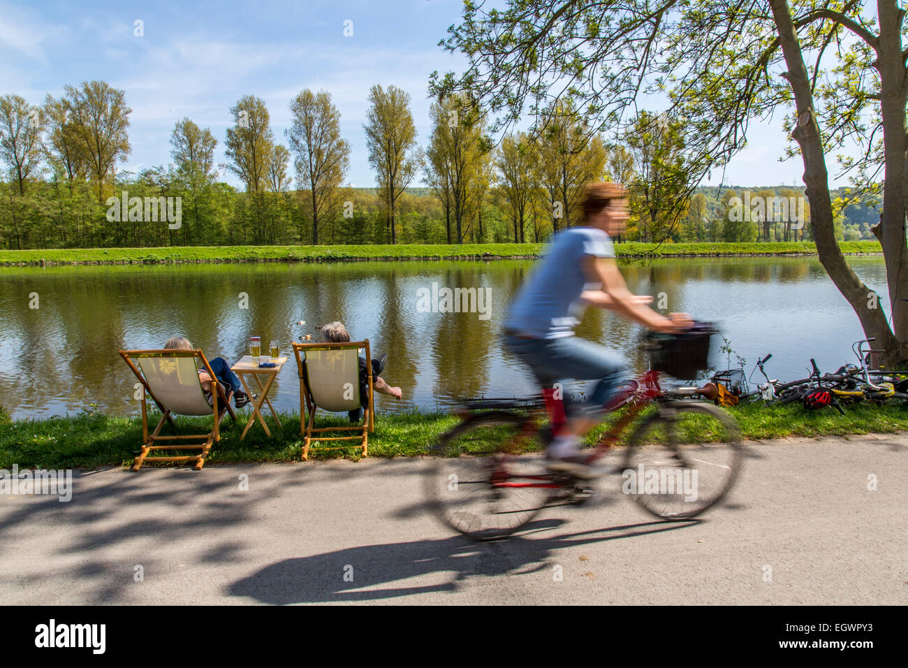 Rivière Ruhr, piste cyclable et de café, chaises, plus humides, l'Allemagne, Banque D'Images