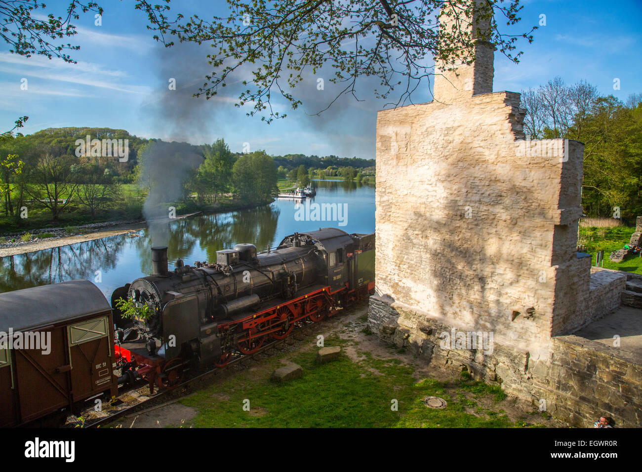Rivière Ruhr, ruine de château Hardenstein, Witten, Allemagne, train à vapeur historique, l'ancien chemin de fer minier, Banque D'Images