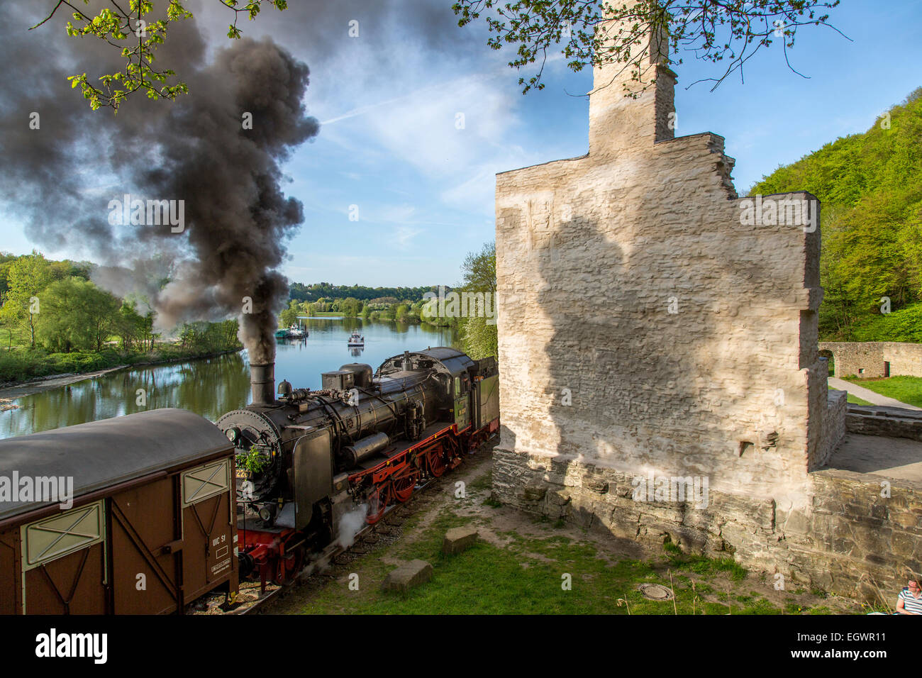 Rivière Ruhr, ruine de château Hardenstein, Witten, Allemagne, train à vapeur historique, l'ancien chemin de fer minier, Banque D'Images