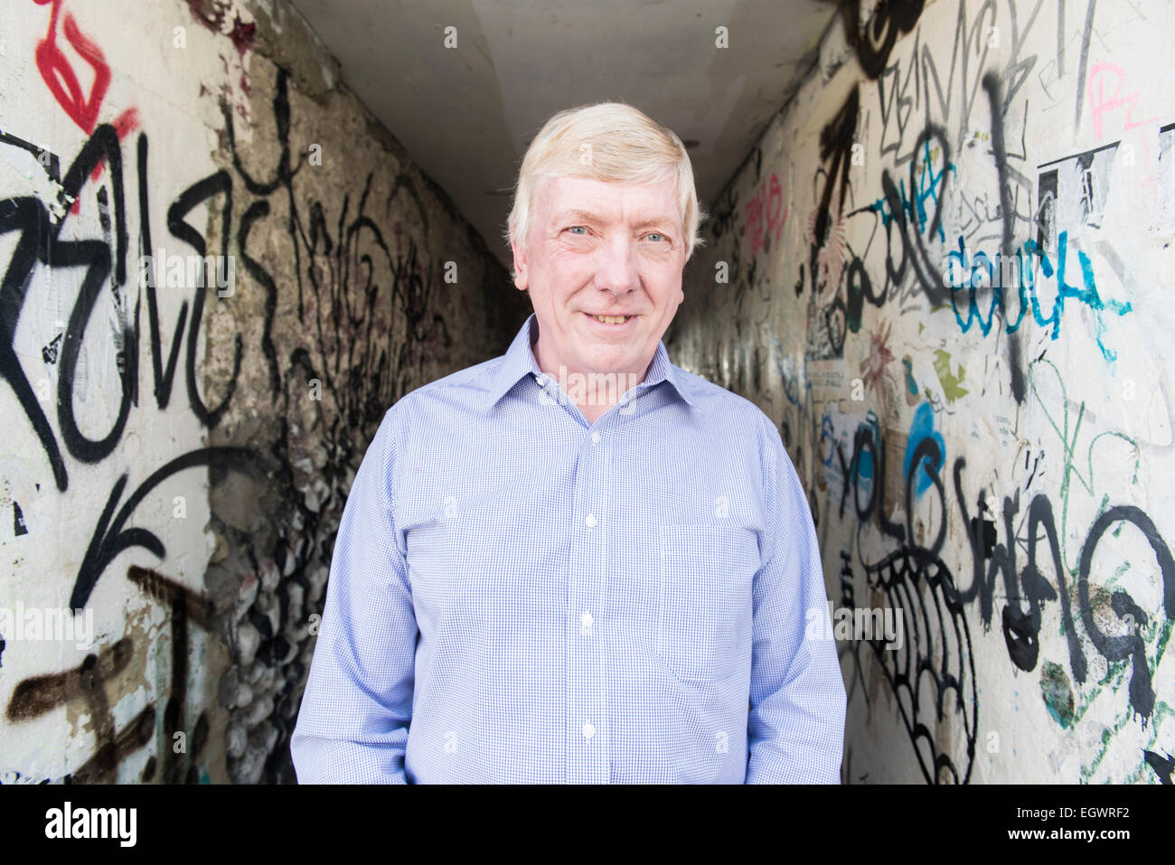 Un senior, homme d'affaires à la retraite pose devant sa voiture classique, murs, escalier et urbain autour de la ville, dans une chemise ouverte Banque D'Images