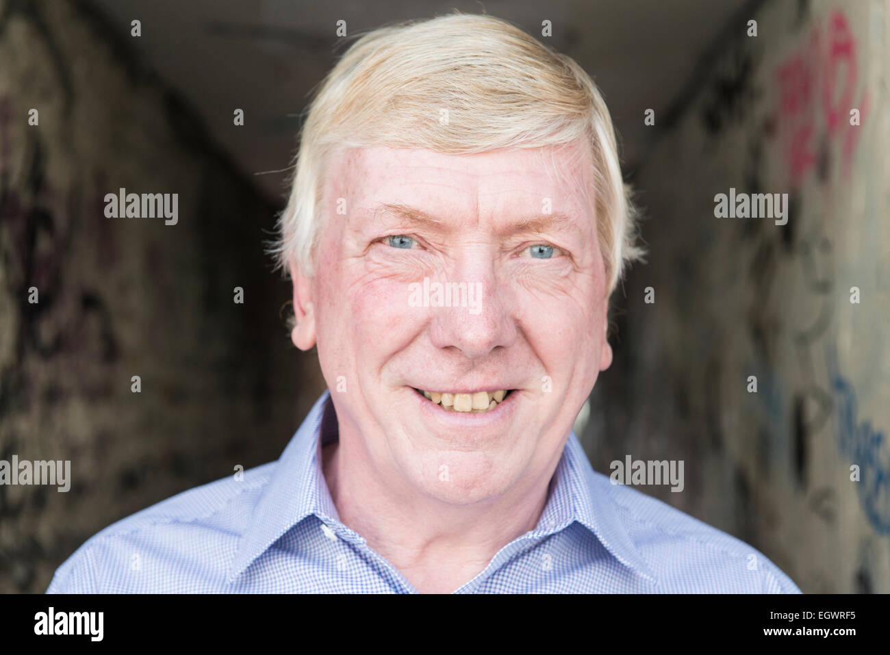Un senior, homme d'affaires à la retraite pose devant sa voiture classique, murs, escalier et urbain autour de la ville, dans une chemise ouverte Banque D'Images