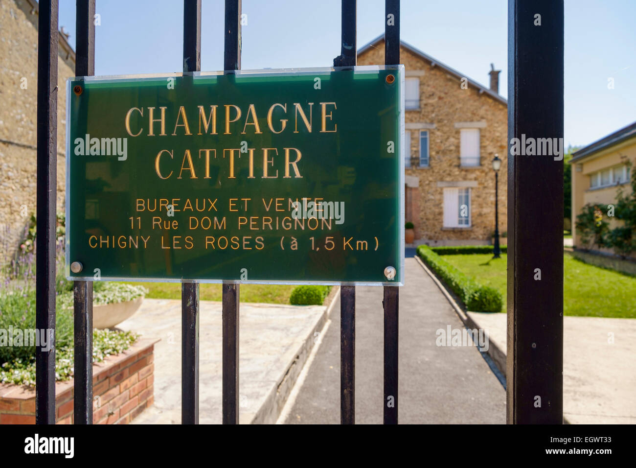 Porte avec un signe pour La Maison de Champagne Cattier Champagne un viticulteur à Rilly-la-Montagne, Champagne, France, Europe Banque D'Images