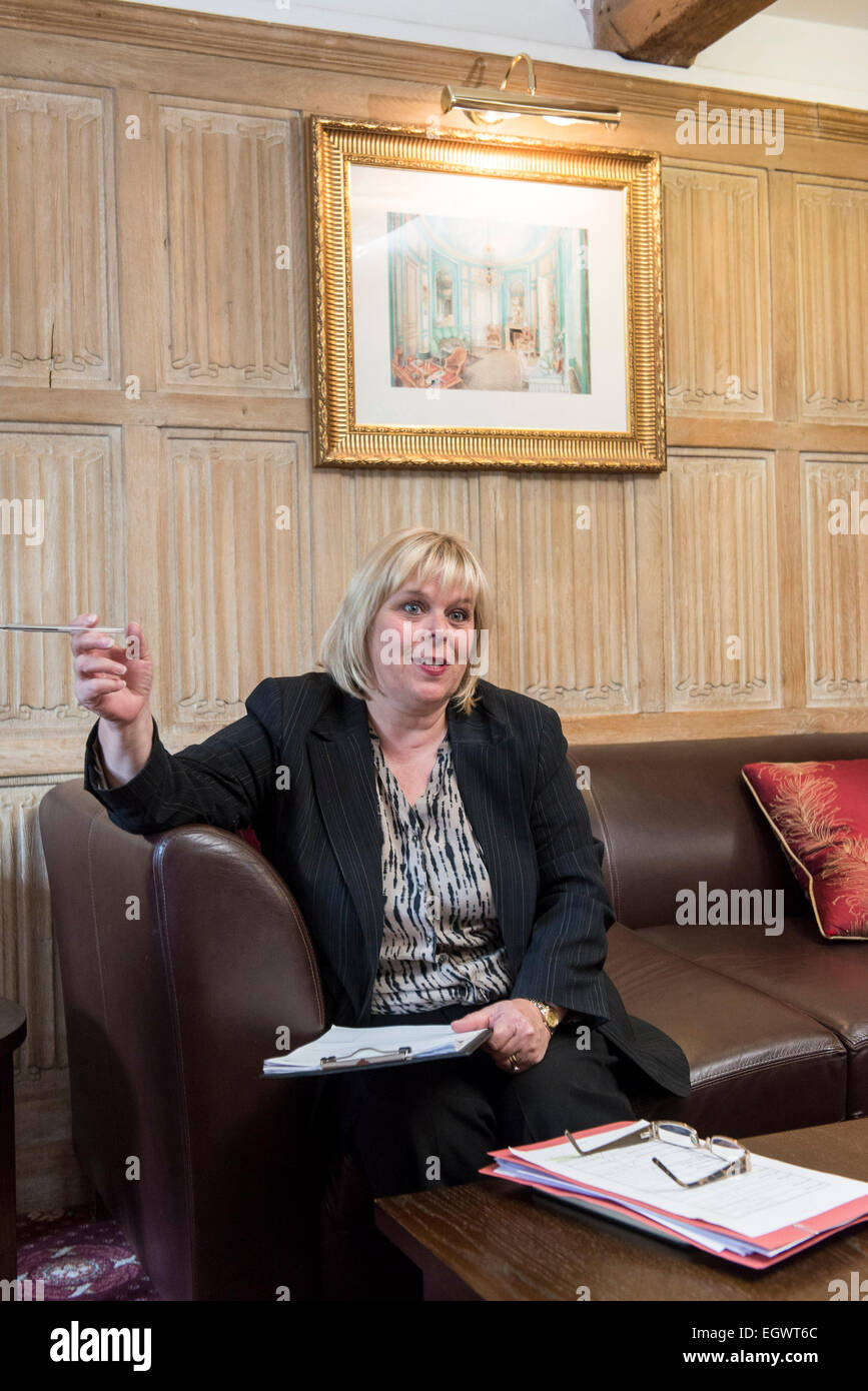 Une femme d'affaires professionnel / wedding planner organise une table de café rencontre avec un client dans un hôtel de campagne Anglais Banque D'Images