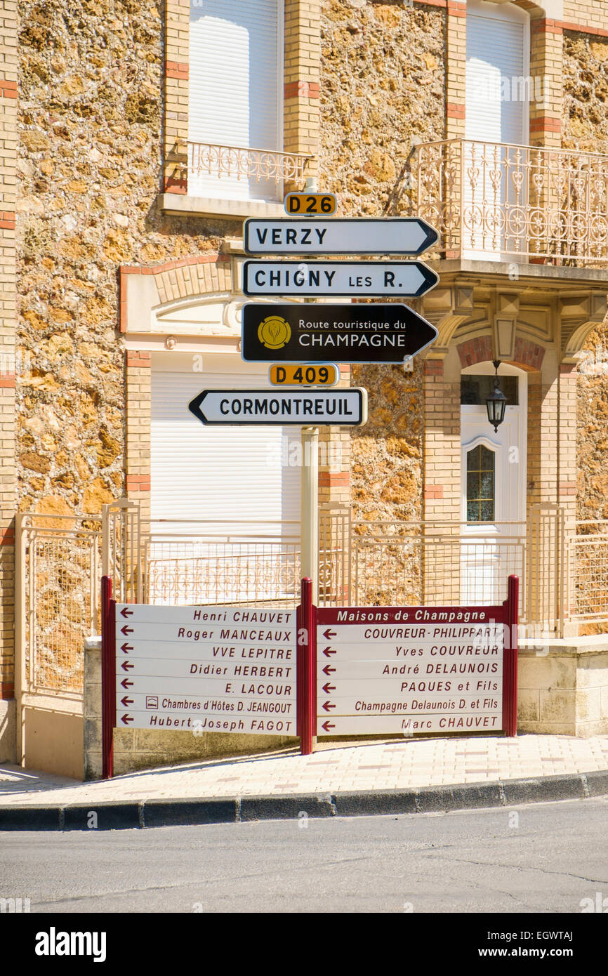 La signalisation routière avec liste des maisons de Champagne à Reims, Champagne, France, Europe Banque D'Images