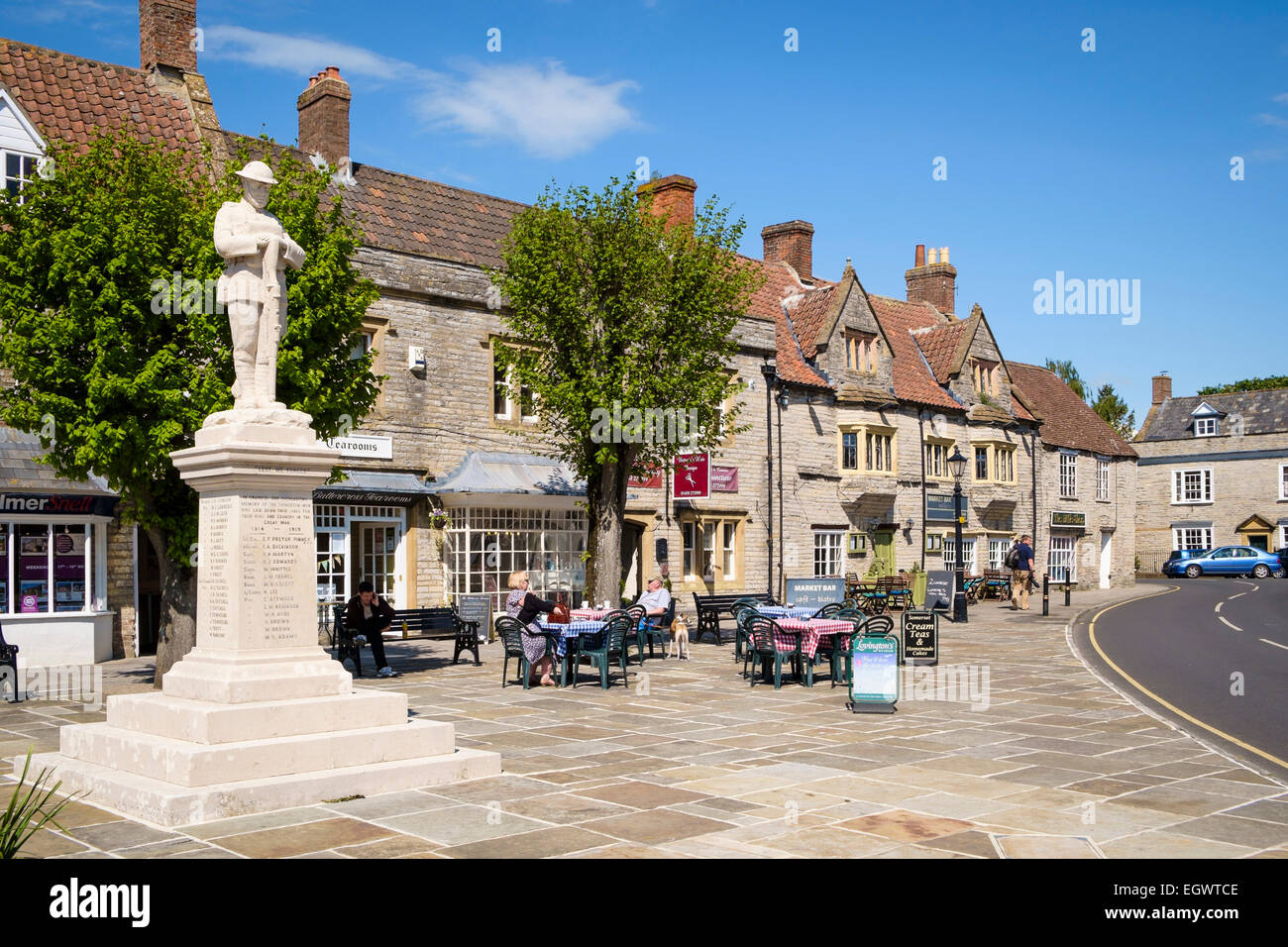 Somerset, Royaume-Uni - la petite ville marchande de Somerton, Angleterre avec son mémorial de guerre et les gens aux tables de café Banque D'Images