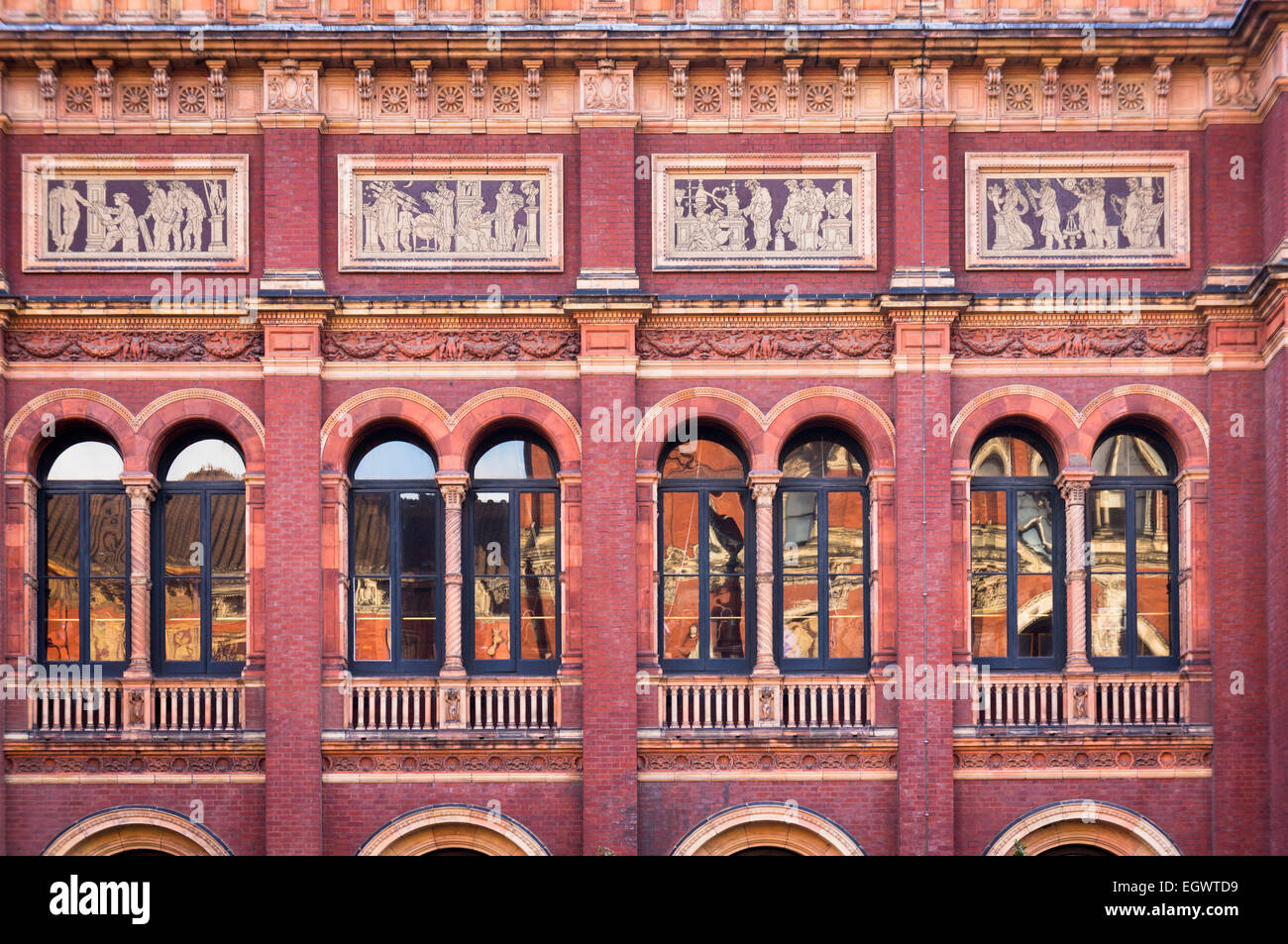Victoria and Albert Museum, Londres, Angleterre, Royaume-Uni - détails architecturaux des bâtiments de la Renaissance italienne Banque D'Images