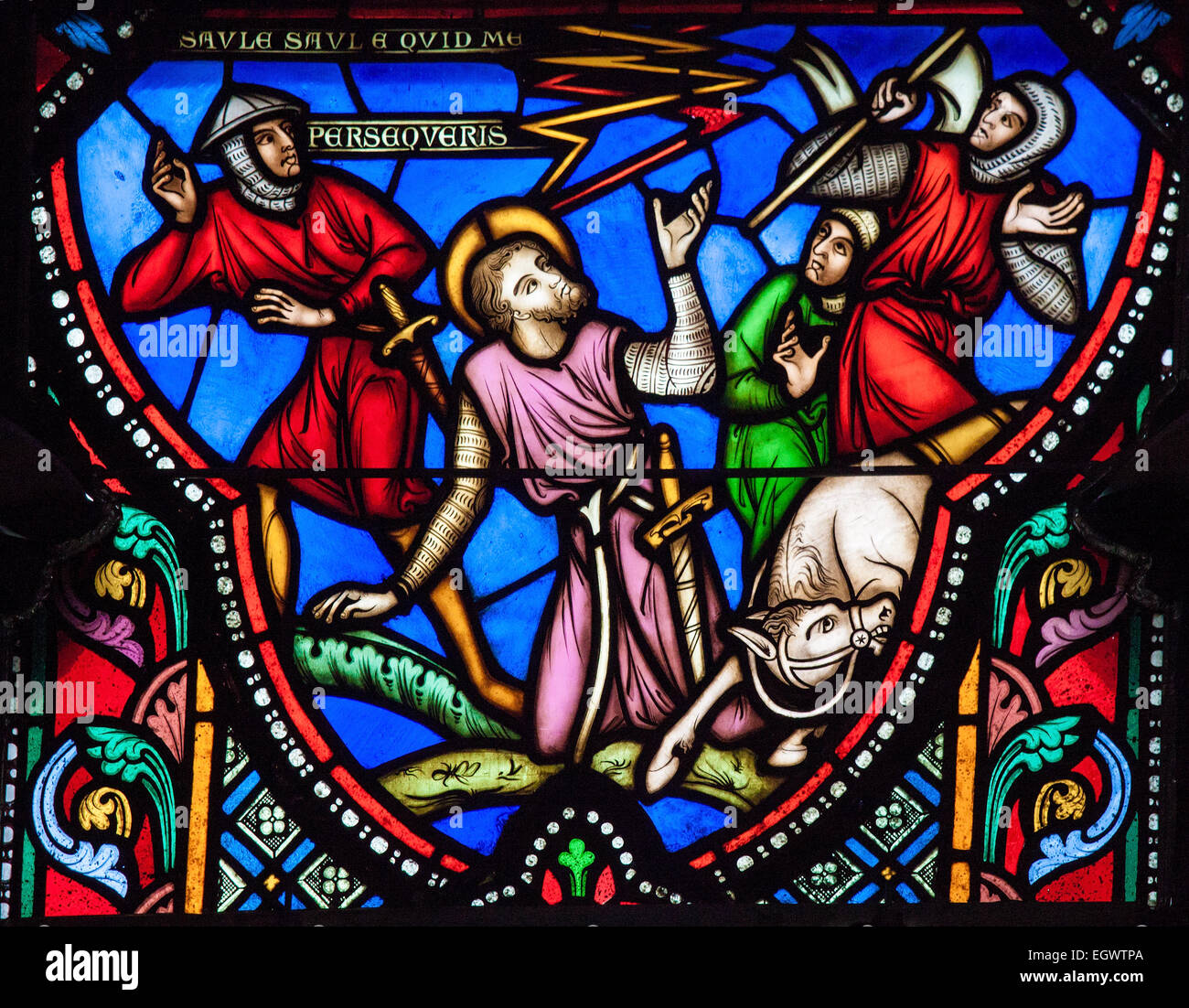 Vitrail représentant Saul (Paulus) relevant de son cheval à la route près de Damas, dans la Cathédrale de Bruxelles, Belgi Banque D'Images