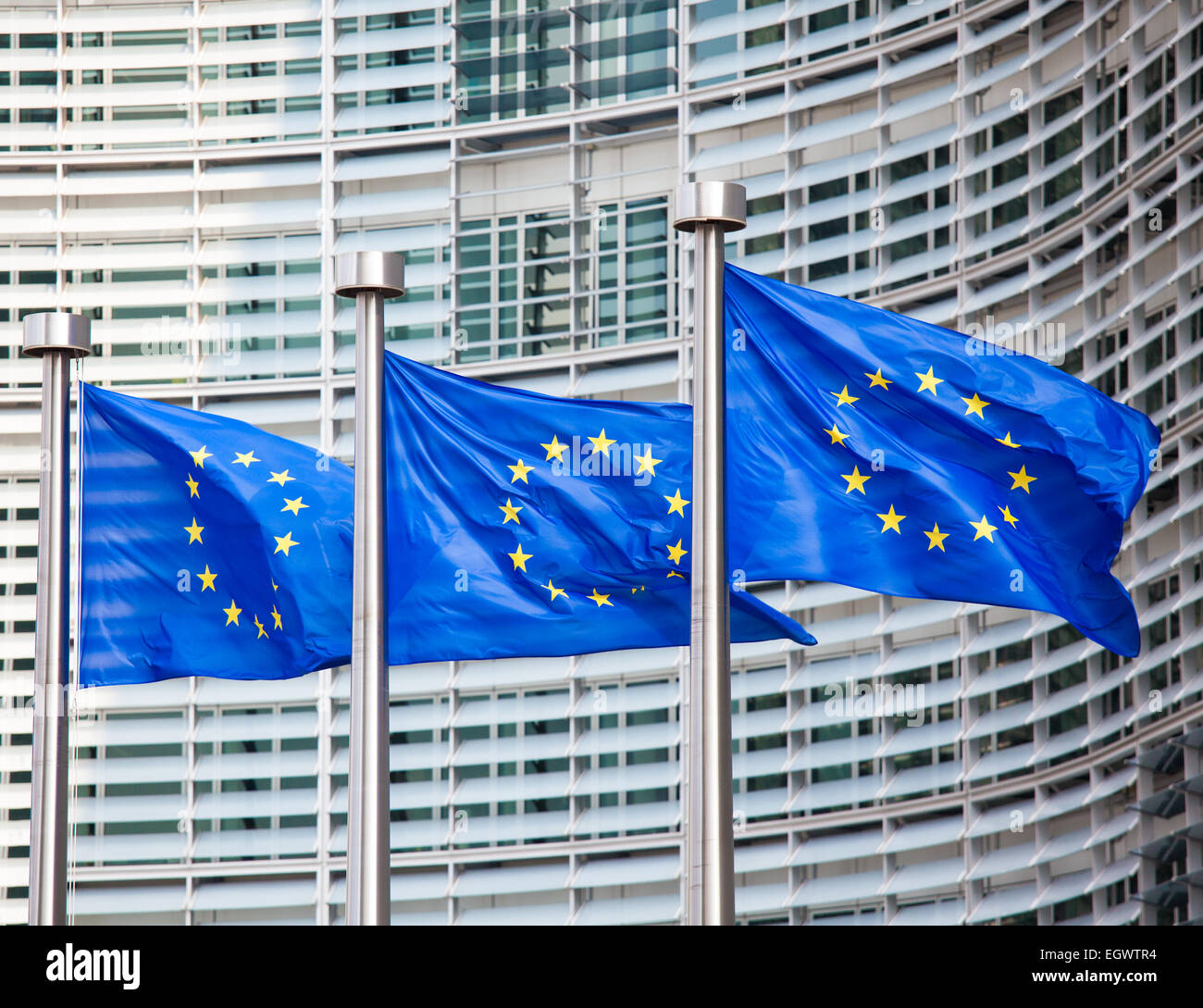 Drapeaux Européens en face de l'immeuble Berlaymont, siège de la Commission européenne à Bruxelles. Banque D'Images