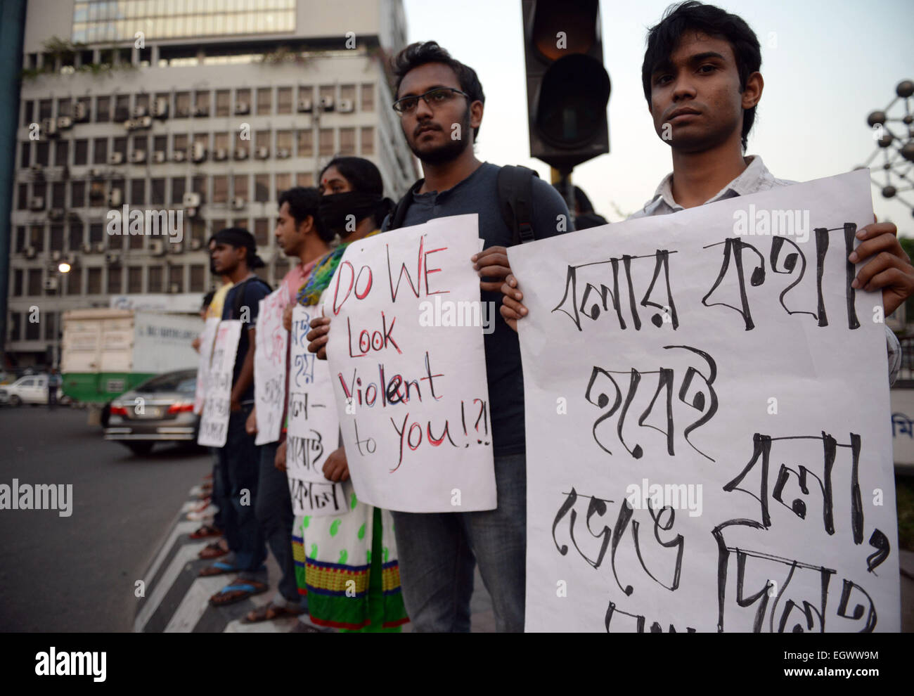 (150303) -- Paris, 3 mars 2015 (Xinhua) -- des militants sociaux et blogueurs assister à une manifestation exigeant la répression du tueur dans une affaire de meurtre de l'écrivain blogger Avijit Roy à Dhaka, Bangladesh, le 3 mars 2015. Anti-criminalité bangladais force d'élite du bataillon d'action rapide (RAB) a arrêté le principal suspect lié à l'assassinat de l'écrivain blogger Avijit Roy, un communiqué de presse de la RAB a déclaré lundi. (Xinhua/Shariful Islam) Banque D'Images