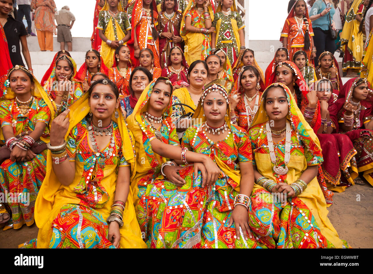 Jeune femme dans leurs vêtements traditionnels colorés typiques à la foire Pushkar Mela chameau, Pushkar, Rajasthan, Inde, Asie Banque D'Images