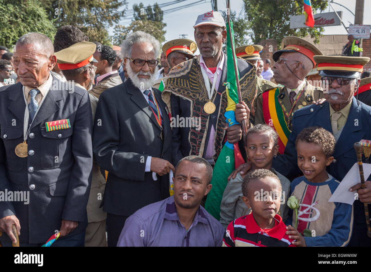 Addis Abeba, Ethiopie. 2 mars, 2015. Les jeunes enfants représentent pour prendre des photos avec les anciens combattants, à la 119e anniversaire de l'armée éthiopienne la victoire sur l'invasion des forces italiennes en 1896 la bataille d'Adwa. 2 septembre 2015, Addis Abéba, Ethiopie. Crédit : Dereje Belachew/Alamy Live News Banque D'Images