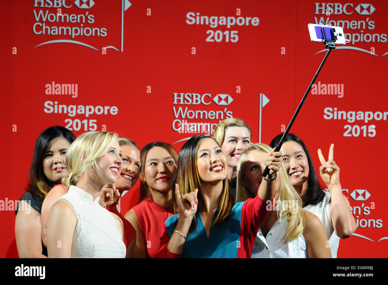 (150303) -- SINGAPOUR, 3 mars 2015 (Xinhua) -- Inbee Park de Corée du Sud, Jessica Korda des États-Unis, Suzann Pettersen de Suède, Lydia Ko de la Nouvelle-Zélande, Michelle Wie des États-Unis, Paula Creamer de l'U.S, Anna Nordqvist de Suède et Chella Choi de Corée du Sud (de G à D) posent pour une photo de groupe lors d'un événement pré-compétition de HSBC Women's Champions tournoi de golf à Singapour, le 3 mars 2015. Women's Champions HSBC a tenu un événement pré-compétition à Singapour Raffles City Convention du mardi. (Xinhua/puis Chih Wey)(Xinhua/puis Chih Wey) Banque D'Images