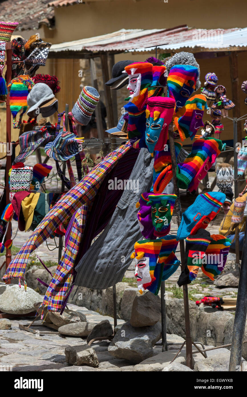 Traditionnelle péruvienne et articles pour la vente suspendue sur le bois Banque D'Images