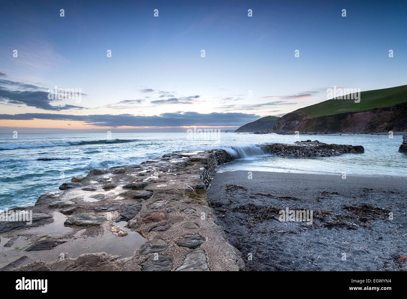 Les vagues déferlaient sur l'ancien mur du port à Portwrinkle sur la côte sud des Cornouailles Banque D'Images