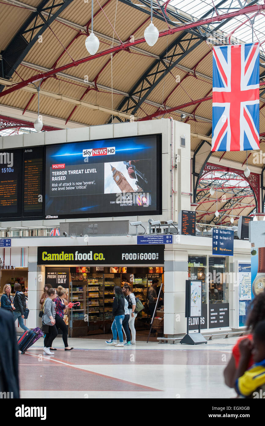 Sur un écran géant dans la station Victoria un Sky News feed annonce le niveau de menace terroriste posée au Royaume-Uni. Avec : Atmosphère,vue Où : London, Royaume-Uni Quand : 29 août 2014 Banque D'Images