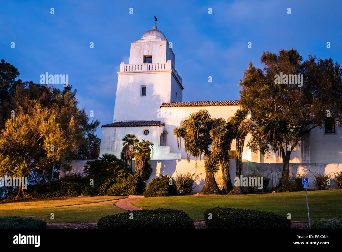 Vue sur le bâtiment du musée Junipero Serra la nuit. Presidio Park, San Diego, California, United States. Banque D'Images