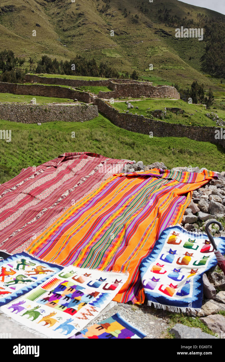 Traditionnelle péruvienne et articles pour vendre près de ruines à Cusco au Pérou Banque D'Images