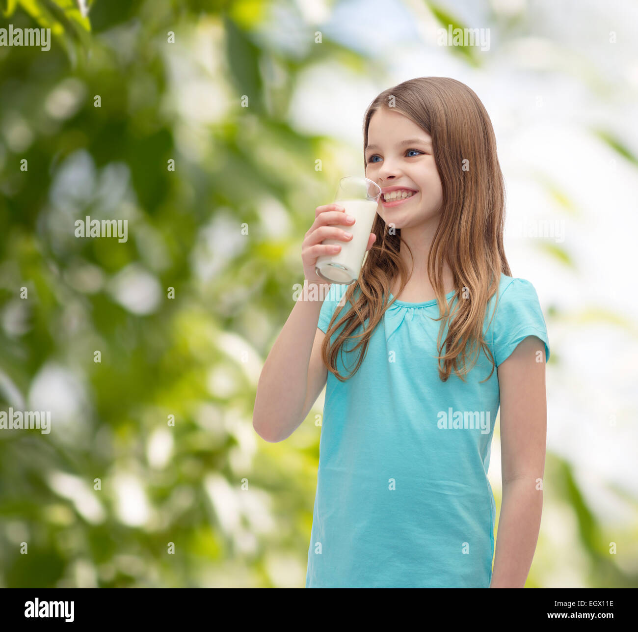 Smiling little girl boire du lait en verre Banque D'Images