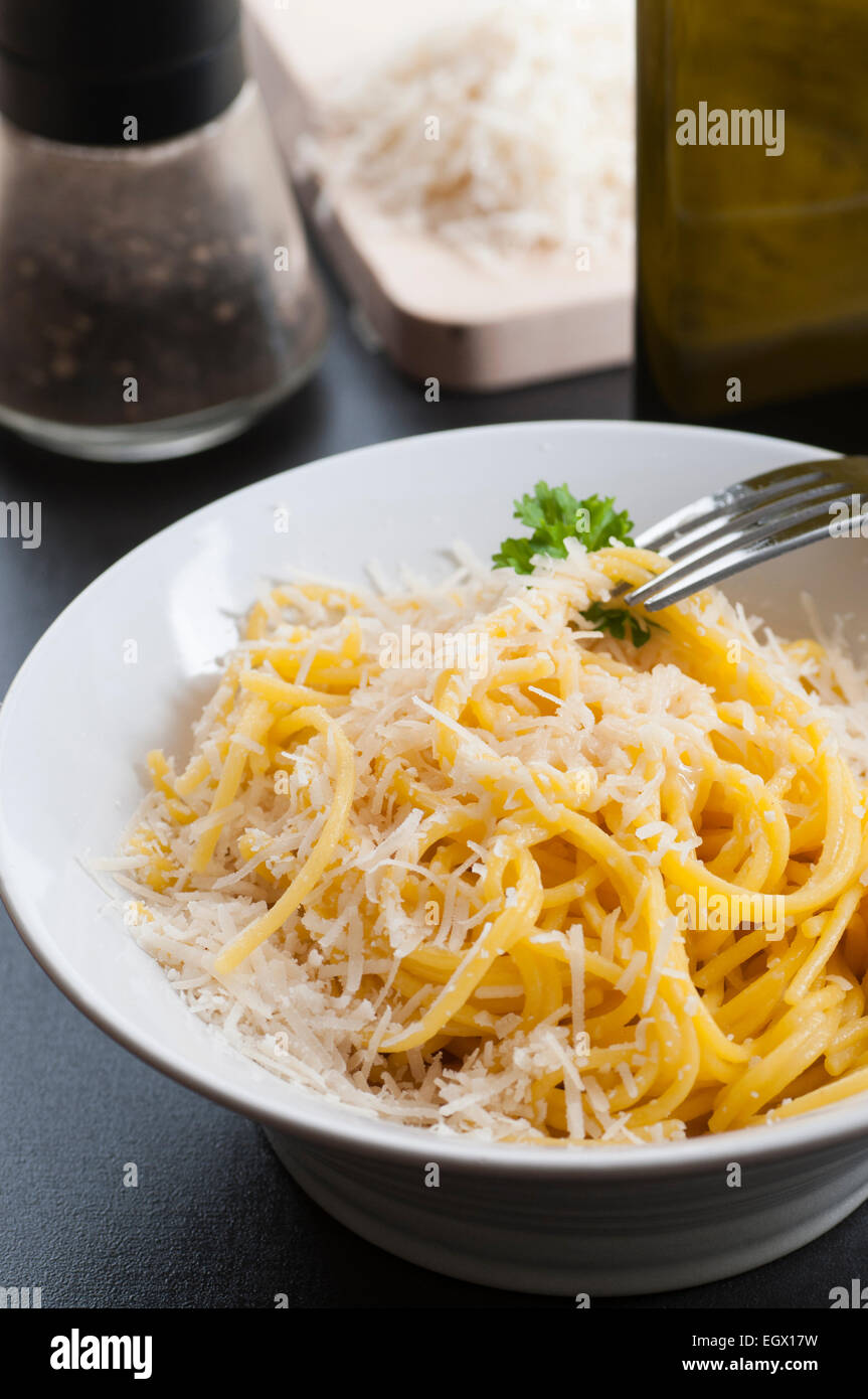 Spaghetti servi avec de l'huile d'olive, de parmesan et de poivre noir. Banque D'Images