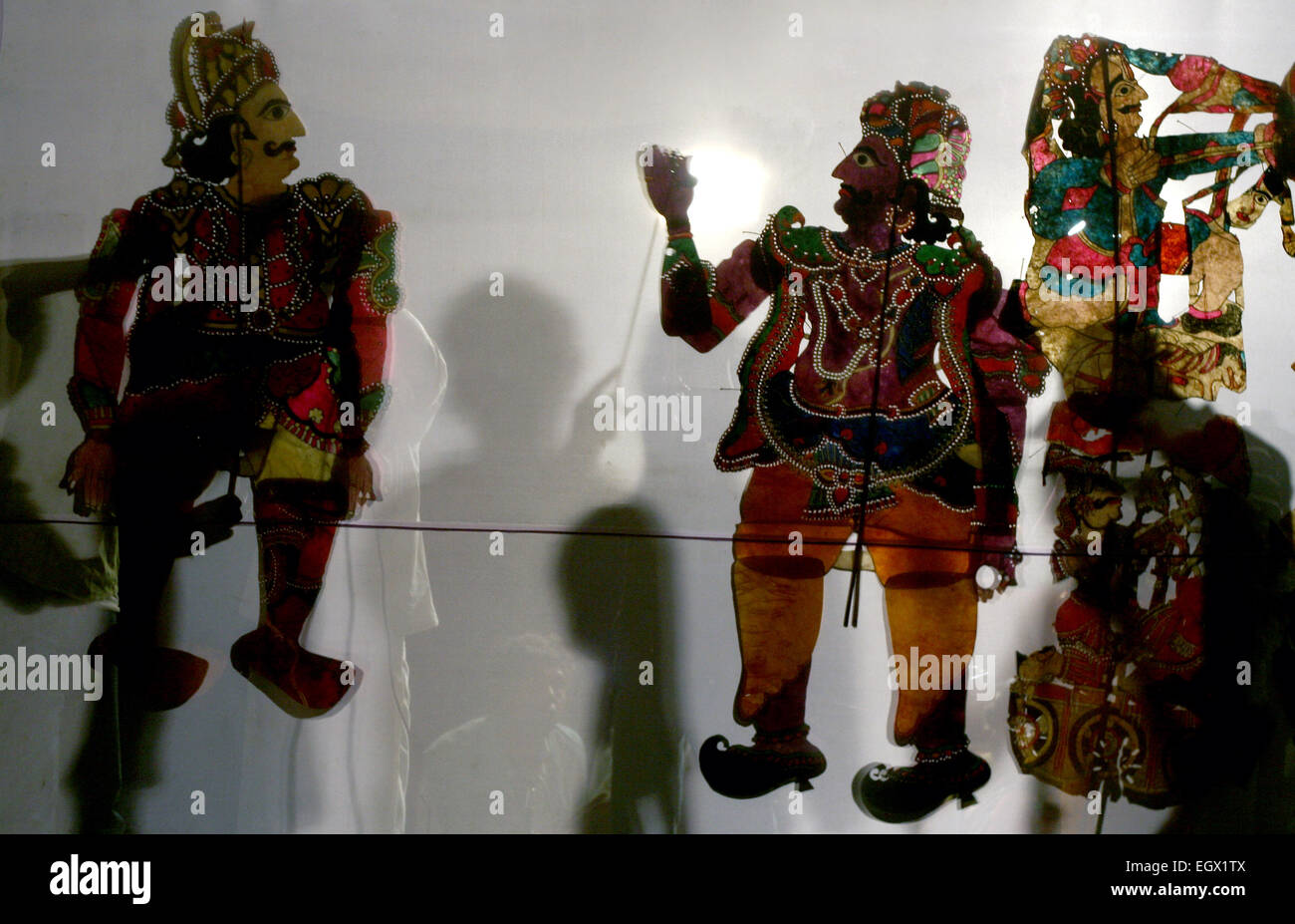 Les marionnettistes jouant le spectacle de marionnettes représentant les épopées hindoues sur janvier 28,2013 à Hyderabad, Inde. Banque D'Images