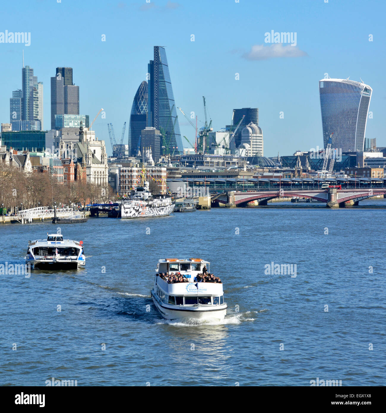 Tamise excursion en bateau et grande vitesse clipper avec bateau Ville de toits de Londres au-delà England UK Banque D'Images