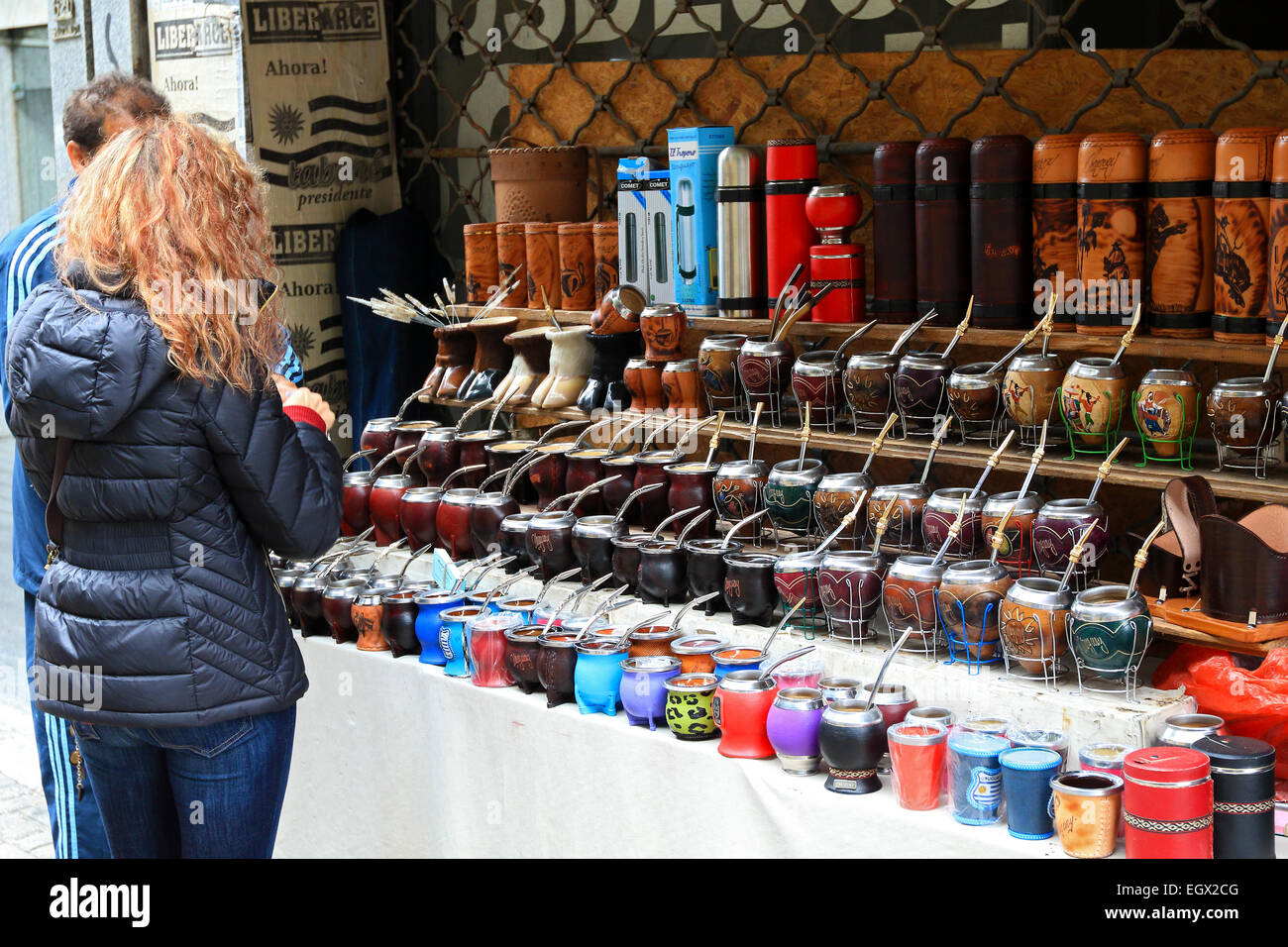 Vieille ville de Montevideo en Uruguay et mate de tasses. Banque D'Images