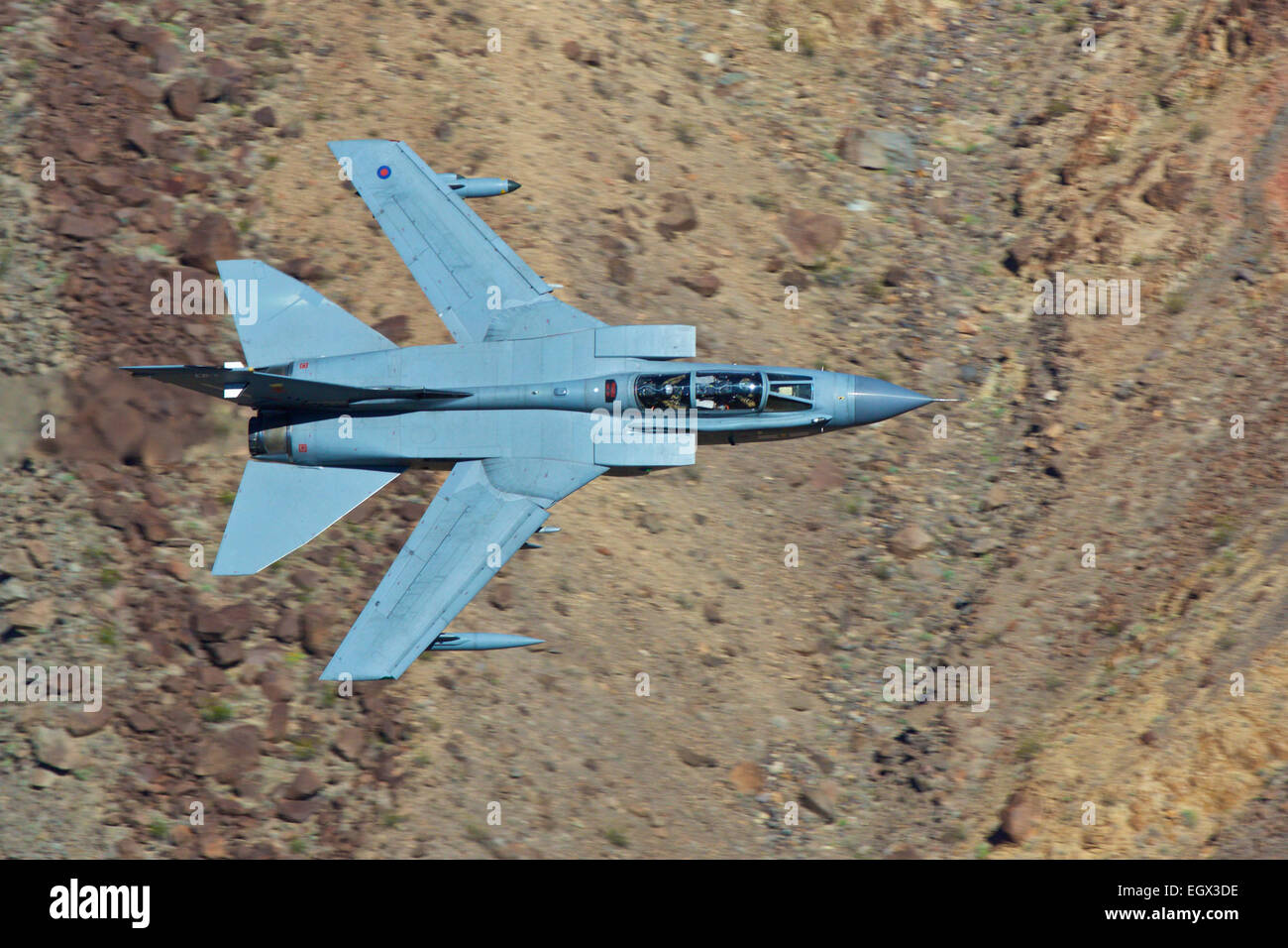 Royal Air Force Tornado Gr4 volant à faible niveau par le biais d'une vallée du désert. Banque D'Images