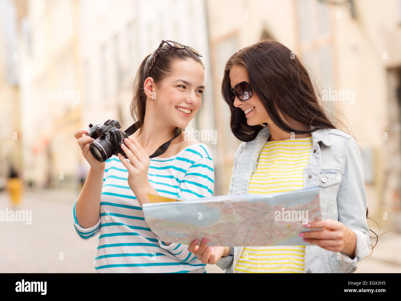 Smiling teenage girls avec la carte Banque D'Images